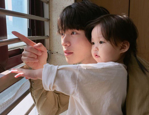 Bố vợ bệnh nặng, chồng tôi cho vay tiền nhưng có một loạt điều kiện buộc tôi đưa đơn ly hôn ngay lập tức