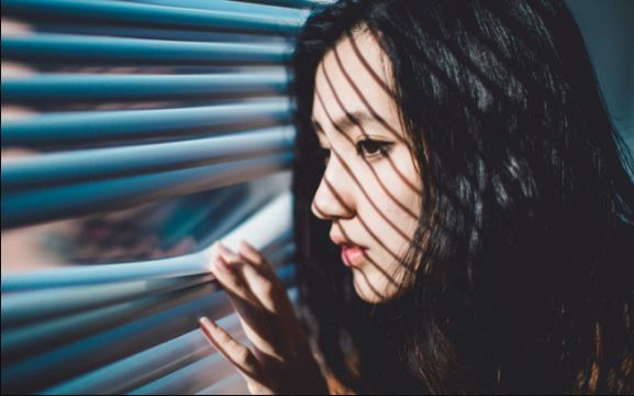 Sau khi chở chị giúp việc nhà bạn trai vào bệnh viện, chị ấy trả ơn tôi bằng cách tiết lộ bí mật của gia chủ