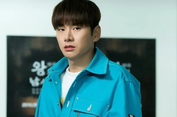 Đang ngồi chơi thì điện thoại rung, vừa rút ra định nghe thì bố vợ xông vào đánh tôi xây xẩm mặt mũi