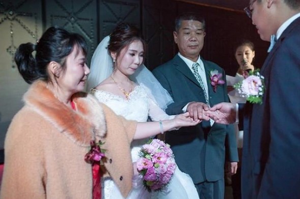 Ngày cưới, bố vợ đại gia chỉ tặng con gái đôi nhẫn cỏ khiến cả hội hôn xì xào bàn tán song câu nói của ông với chàng rể lại làm mọi người nghẹn ngào xúc động