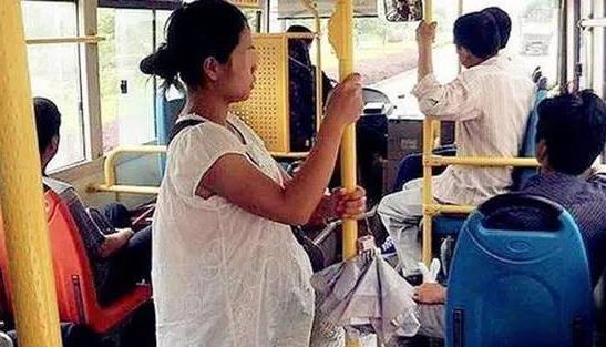 Trên xe không ai chịu nhường ghế cho chị gái mang bầu, tôi bảo bạn trai ga lăng chút, nào ngờ việc làm của anh khiến tôi ngại đỏ mặt