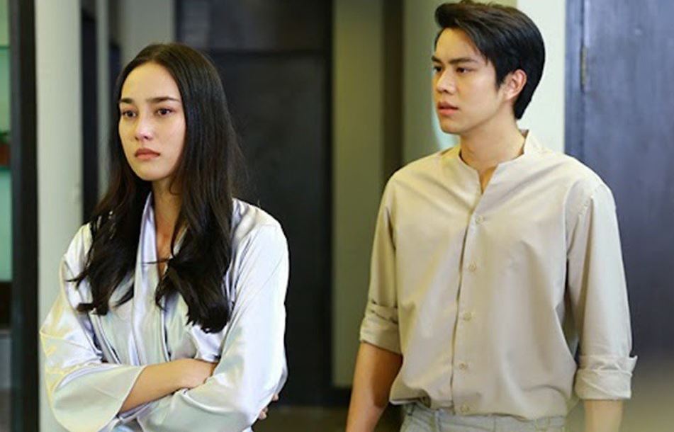 Ly hôn 5 năm, chồng cũ bỗng đem đến 500 triệu van xin tái hợp, tôi định đồng ý thì tái mặt hốt hoảng khi thấy thứ đang nhấp nháy ở cạnh cửa