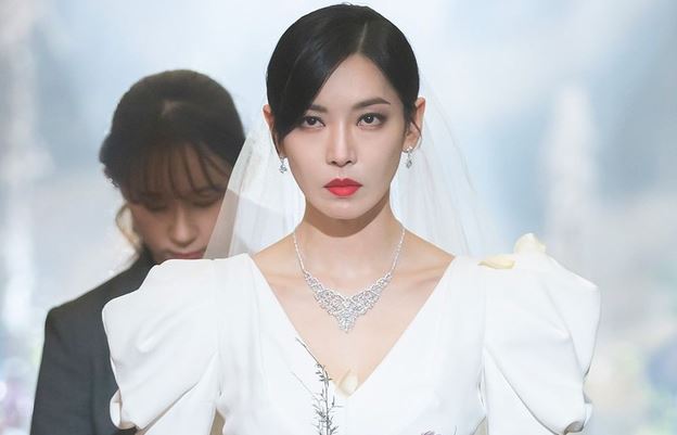 Mẹ bạn trai ép chia tay với lý do không hợp tuổi, đến dự đám cưới anh tôi nghẹn lời khi thấy cô dâu là bạn thân của mình