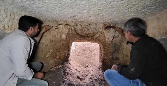 Bí ẩn cổ mộ 2.000 năm bên đường, có đôi "bò thần" trấn giữ