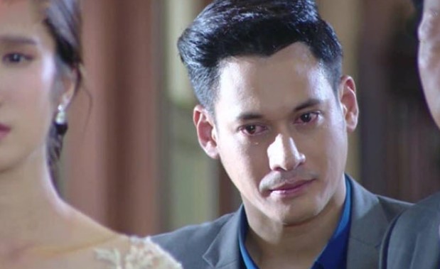 Trước ngày cưới, bố vợ tương lai đưa cho tôi một cọc tiền mới cứng nhưng lời ông nói sau đó khiến tôi sốc óc và phẫn nộ