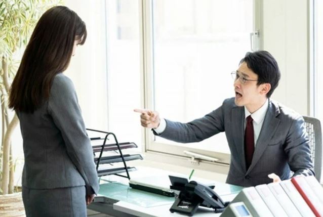 Ngày đầu đi làm, sếp hẹn tôi vào phòng rồi hỏi "Em có bạn trai chưa?" và cái kết không thể tin nổi