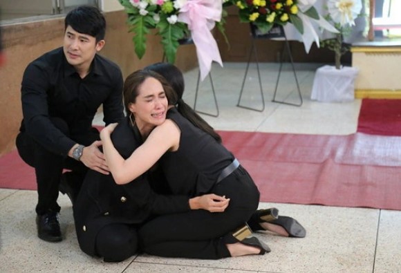 Sau một tuần về quê chịu tang bố, vợ bỗng nhiên mang di ảnh bố lên thành phố và đề nghị tôi một việc không tưởng