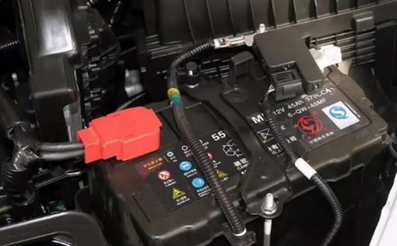 Khi nạp điện cho ô tô, nên cắm cực dương hay cực âm trước? Sai thứ tự, phần lớn chủ xe bị lừa