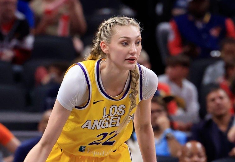 Chiêm ngưỡng nhan sắc xinh như búp bê Barbie của "chân dài" bóng rổ cao gần 2m