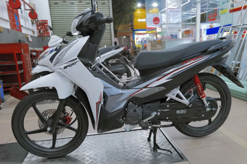 Cận cảnh Honda Wave RSX 2024 màu trắng đen bạc, giá hơn 26 triệu đồng