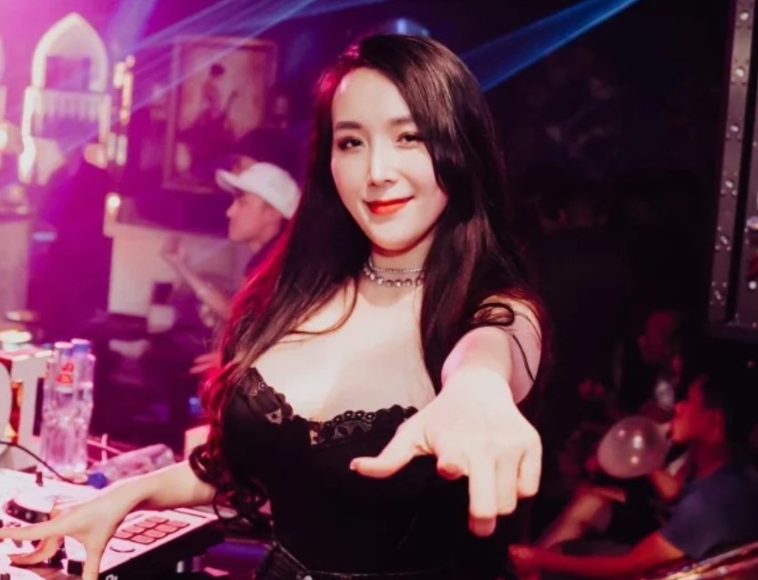 Bà xã DJ của Khắc Việt xinh đẹp, nóng bỏng dù đã là mẹ 2 con