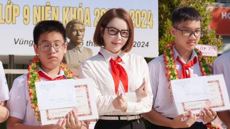 Lý Nhã Kỳ tặng học bổng cho trường cũ