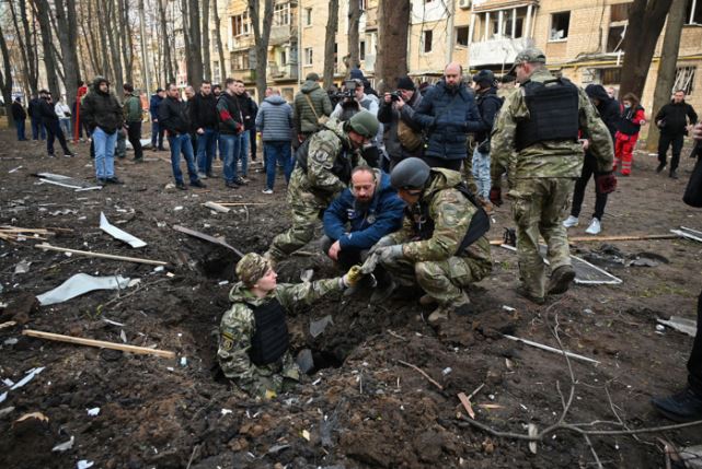 Mỹ và 10 nước 'bật đèn xanh' cho Ukraine tấn công lãnh thổ Nga