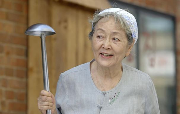 Vợ nằng nặc đòi ly hôn sau 2 hôm gửi mèo cưng cho mẹ tôi nhờ giữ hộ, mẹ tôi "chốt" mỗi câu mà cả nhà bò lăn ra cười