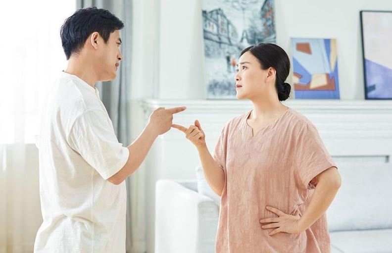 Thấy vợ ngày nào cũng mắng con, tôi liền góp ý, không ngờ cô ấy ngồi thụp xuống khóc lóc và đòi ly hôn