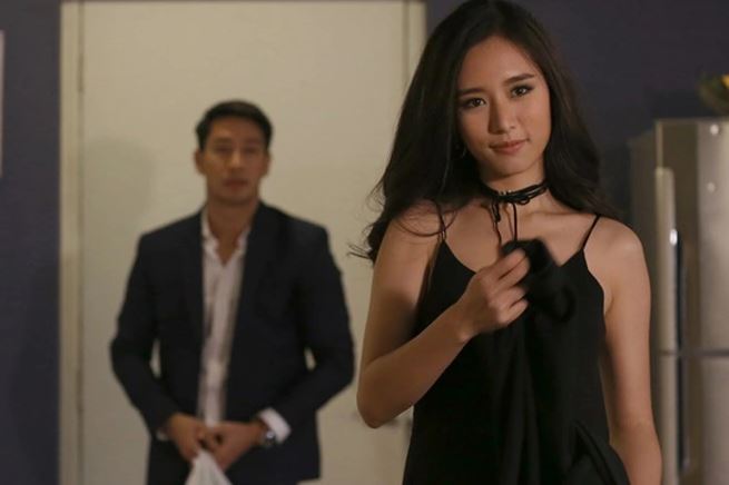 Nghe điện thoại xong, vợ tôi bật khóc nức nở rồi đưa tôi 1 tỷ cùng lá đơn ly hôn