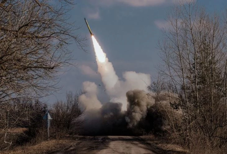 Binh lính Ukraine sử dụng hệ thống tên lửa phóng loạt do Mỹ sản xuất. Ảnh: New York Times