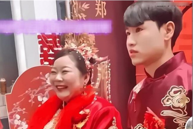 Cưới người phụ nữ béo 38 tuổi, chú rể 22 tuổi tuyên bố là vì tình yêu, cư dân mạng: 'Anh đi đường tắt'