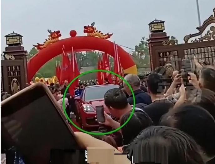 Cụ ông 86 tuổi kết hôn với mối tình đầu, đám cưới cực hoành tráng, lý do chia tay năm xưa được hé lộ khiến ai cũng cảm thán