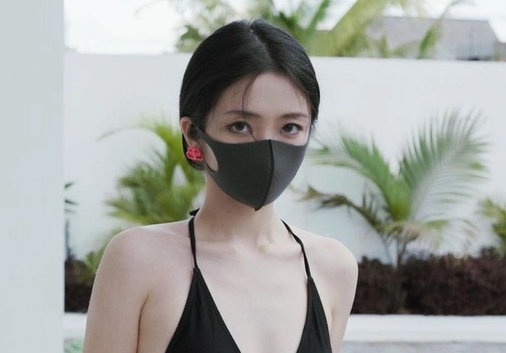 Hot girl đeo khẩu trang gợi cảm gây sốc khi lộ ảnh thật đời thường