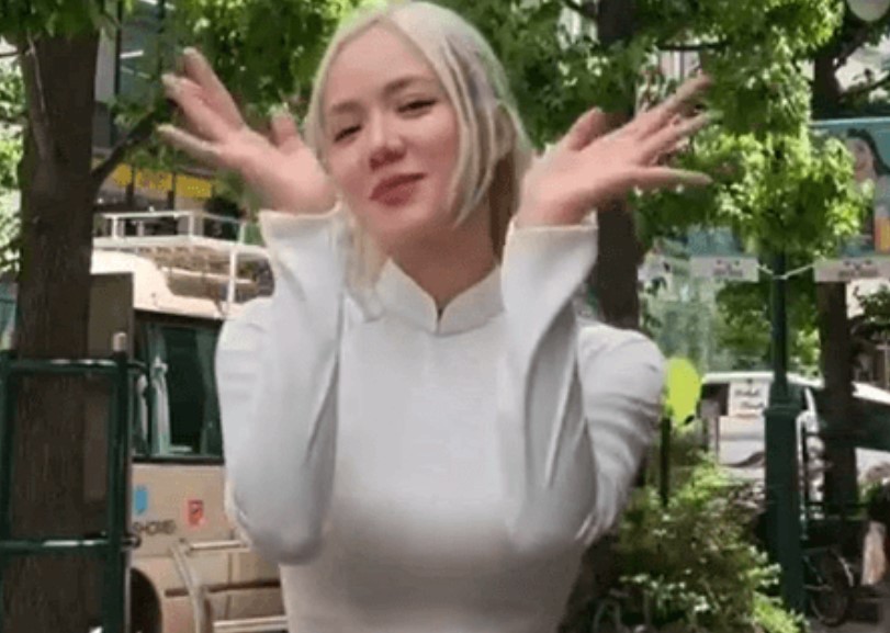 "Vợ quốc dân" mặc áo dài nhảy giữa đường phố Nhật Bản rất xinh, nhưng người qua đường hơi thờ ơ