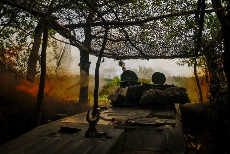 Lựu pháo tự hành của Lữ đoàn 57 của Ukraine khai hỏa về phía các vị trí của Nga ở ngoại ô Kupiansk vào tháng 4/2024. Ảnh: Reuters