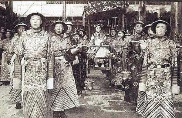 Mức lương bổng lộc của Hoàng hậu, quý phi, phi tần và một số chức vụ trong cung là bao nhiêu?