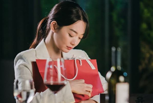 Buổi sáng tự tay mặc quần áo cho chồng đi làm, tối về tôi lặng lẽ viết đơn ly hôn vì một chi tiết sai lệch trên chiếc quần tây màu xám