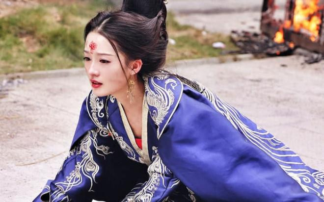 Hoàng thượng đem gả vị công chúa nức danh tài nữ, 3 ngày sau cô đã tự vẫn và để lại thư tuyệt mệnh, Hoàng thượng đọc xong liền rơi nước mắt