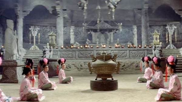 Sau khi hoàng đế băng hà, các phi tần và cung phi bị bắt phải chôn cất, tại sao hai chân của họ lại bị tách ra?