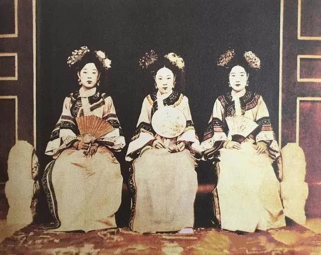 Công dụng của 'dải vải trắng' trên cổ của các phi tần trong triều đại nhà Thanh là gì? Chủ yếu là để thuận tiện cho hoàng đế