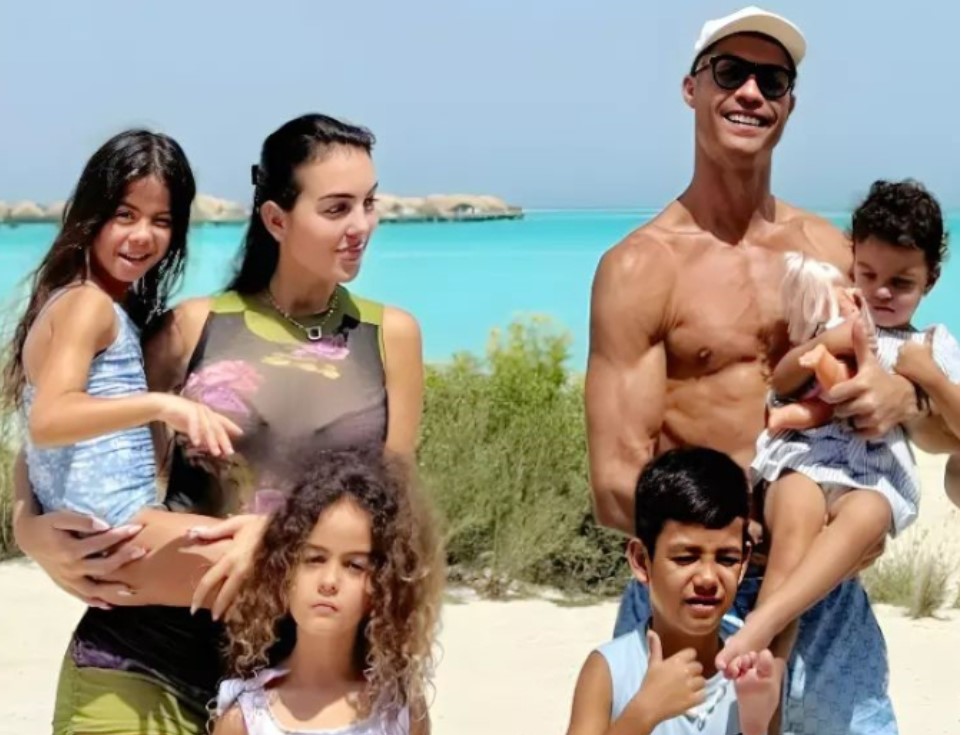 Ronaldo tức tốc đi "chữa lành" sau trận chung kết khóc hết nước mắt