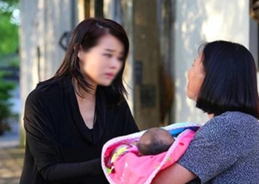 Đến thăm em chồng sinh con, mẹ chồng liền dúi vào tay tôi 100 triệu cùng lời khẩn cầu làm tôi choáng váng đầu óc