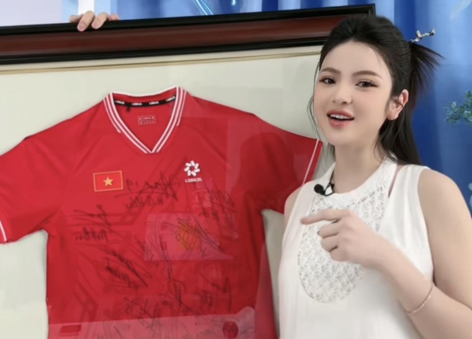 Quang Hải có phản ứng bất ngờ khi Chu Thanh Huyền gọi xin áo đội tuyển Việt Nam để tặng fan