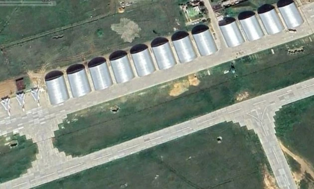 Hình ảnh vệ tinh chụp căn cứ không quân Marinovka cho thấy các hầm chứa máy bay (Ảnh: The Aviationist/Google Earth).