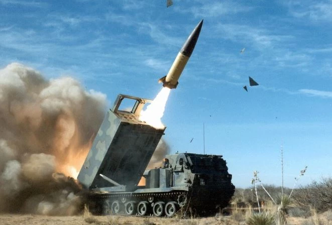 Tên lửa tầm xa ATACMS được phóng ra từ pháo phản lực phóng loạt M270 của Mỹ (Ảnh: Wikipedia).