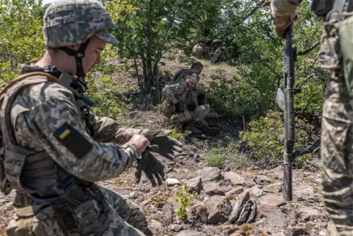 Binh lính Ukraine chuẩn bị huấn luyện trong lúc xung đột giữa Nga và Ukraine diễn ra căng thẳng ở tỉnh Donetsk, Ukraine ngày 28/5. (Ảnh: Getty Images)