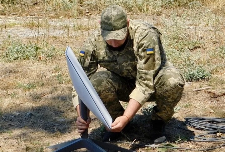 Binh sĩ Ukraine sử dụng thiết bị Starlink.