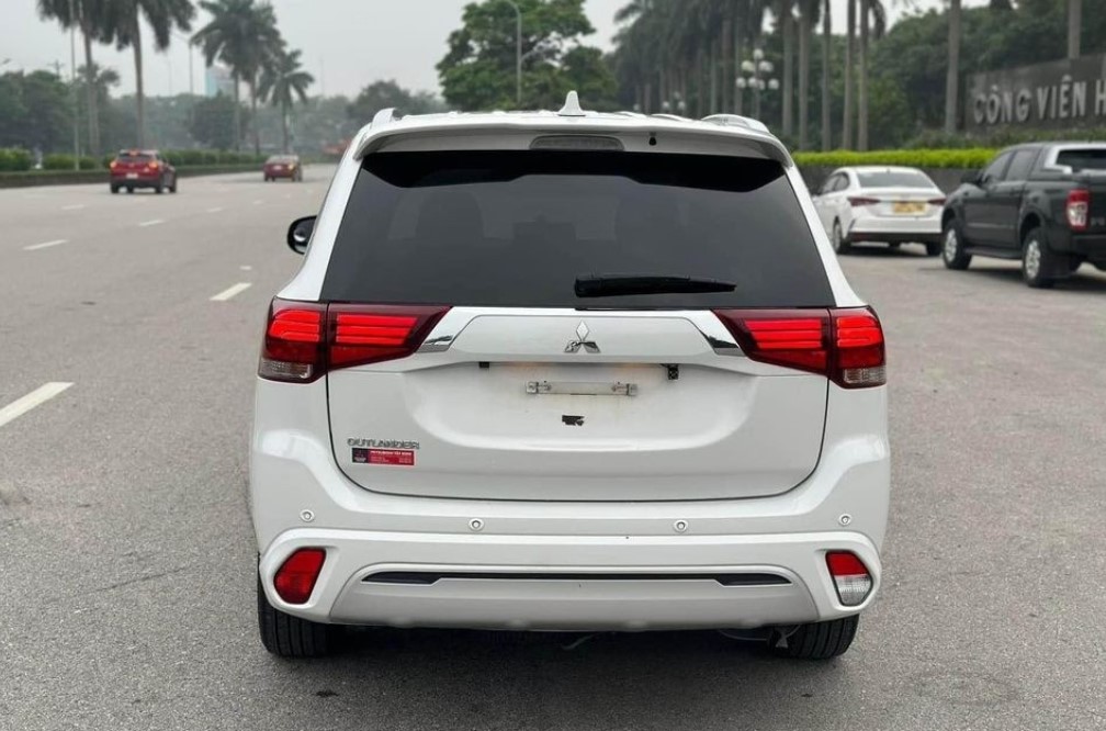 Sau 2 năm lăn bánh, Mitsubishi Outlander rao bán lại với giá khó tin