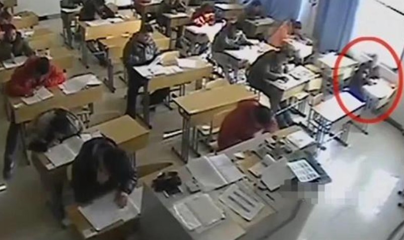 Một nam sinh trong phòng thi bất ngờ dùng tẩy xóa hết đáp án đã điền, giám thị liếc nhìn một cái lập tức báo cảnh sát