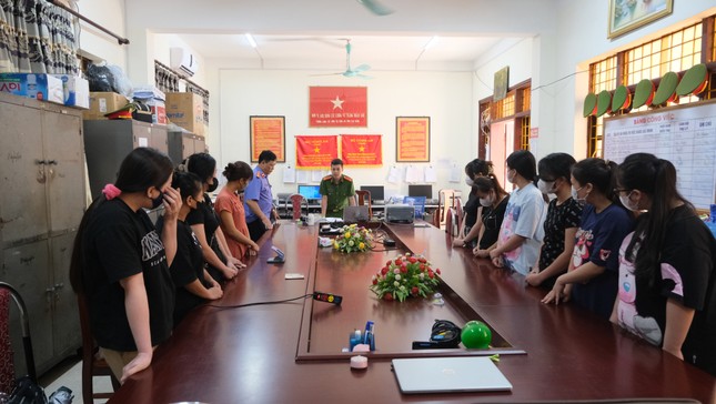 Khởi tố 11 đối tượng trong đường dây lừa đảo trên không gian mạng