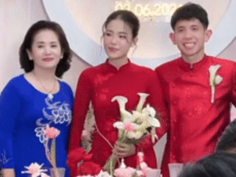 Cô dâu Kiều Oanh khoe vàng đeo trĩu tay, nhìn một cử chỉ hé lộ mối quan hệ với mẹ Hồng Duy