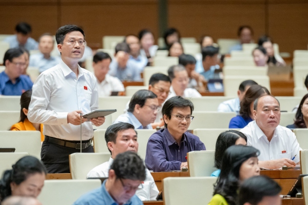 Đại biểu chất vấn Bộ trưởng Nguyễn Hồng Diên về các phiên livestream trăm tỷ/ngày là 'thật hay ảo'?