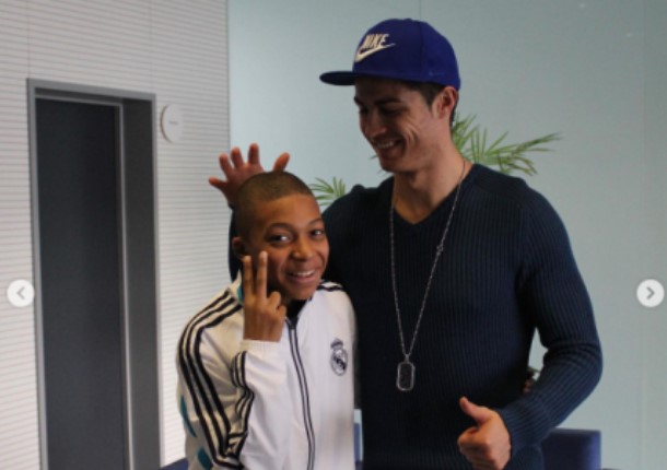 Ronaldo khiến dân tình phát cuồng với 11 chữ dành tặng người đàn em Mbappe, fan cảm thán: “Messi sẽ không làm như vậy”