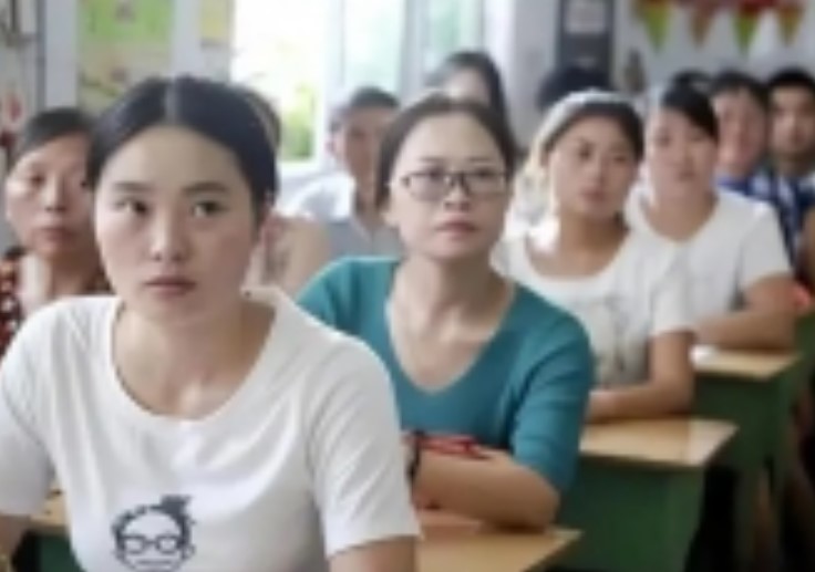 Trường tiểu học tổ chức họp phụ huynh, trang phục của cô giáo khiến cha mẹ sửng sốt: Sao lại mặc áo có dòng chữ phản cảm như vậy?