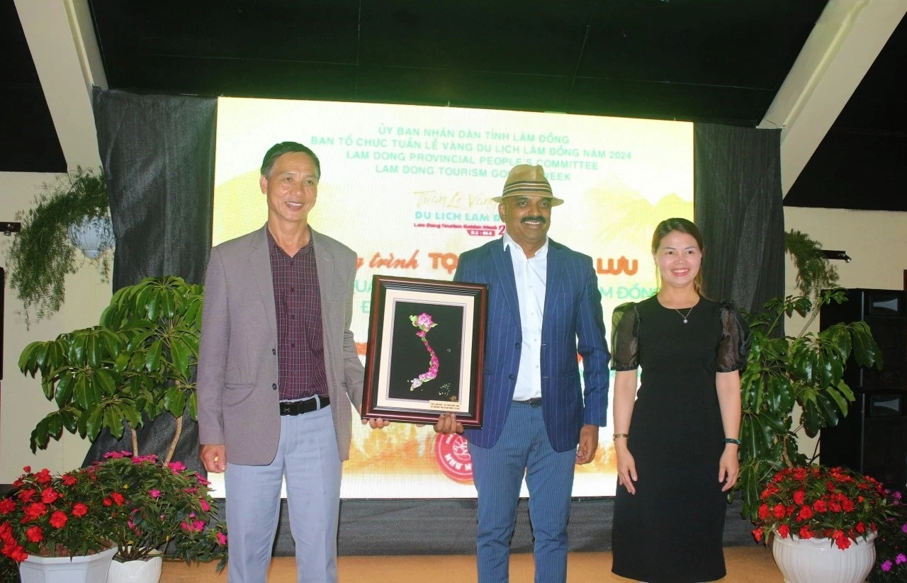 Lãnh đạo Sở VHTT&DL tỉnh Lâm Đồng và Trung tâm xúc tiến Đầu tư, Thương mại và Du lịch tặng quà trưởng đoàn lữ hành, báo chí Ấn Độ.