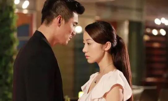 Chồng tuyên bố: "Chúng ta đã lấy nhầm một nửa của người khác" rồi đưa đơn ly hôn, nhưng 1 năm sau anh ta phải nghẹn ngào thốt lên 3 từ lúc đêm muộn