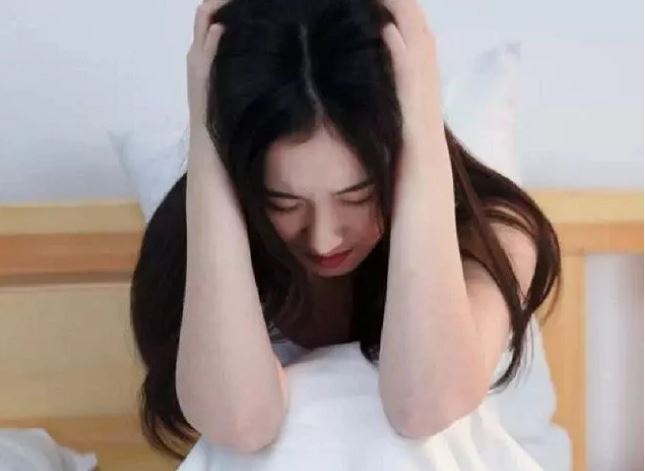 Chúng tôi chuẩn bị ly hôn thì mẹ chồng bất ngờ bị bệnh nặng, thấy bà vỗ tay nháy mắt với mình, tôi ngớ người hiểu ra mưu tính của bà