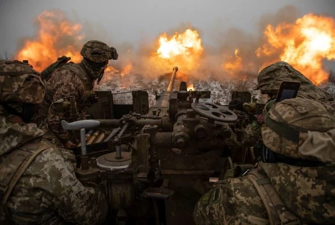 Binh sĩ Ukraine khai hỏa vào mục tiêu của Nga (Ảnh: Reuters).