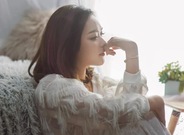 Khuyên chị dâu đừng ly hôn, chị ấy bật khóc đưa ra một thứ khiến cả nhà tôi bối rối